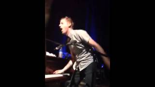 Andrew McMahon jams with the crowd during Synesthesia