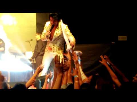 Elvis Show (Jan'17) - Elvis giving away scarfs