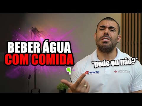 Posso beber água com comida ou dá barriga?