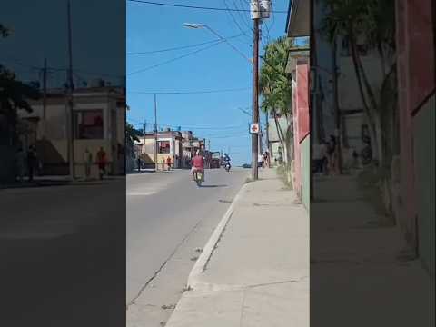 LA POPULAR CALLE DOLORES EN EL MUNICIPIO 10 DE OCTUBRE, HABANA - CUBA