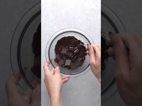 How to melt chocolate (the right way) 🍫 #meltchocolate #chocolatelover