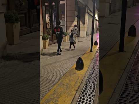 Gino Mamá Valentino paseo calle Presidente Peron al 800 Buenos Aires Argentina 22/11/25 #gino