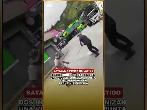 DOS HOMBRES PROTAGONIZAN UNA VIOLENTA PELEA A PUNTA DE ZURRIAGOS EN PLENA VÍA PÚBLICA