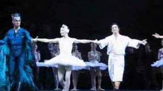 Video thumbnail for Julio Bocca saluda tras Lago de los Cisnes en el Luna Park