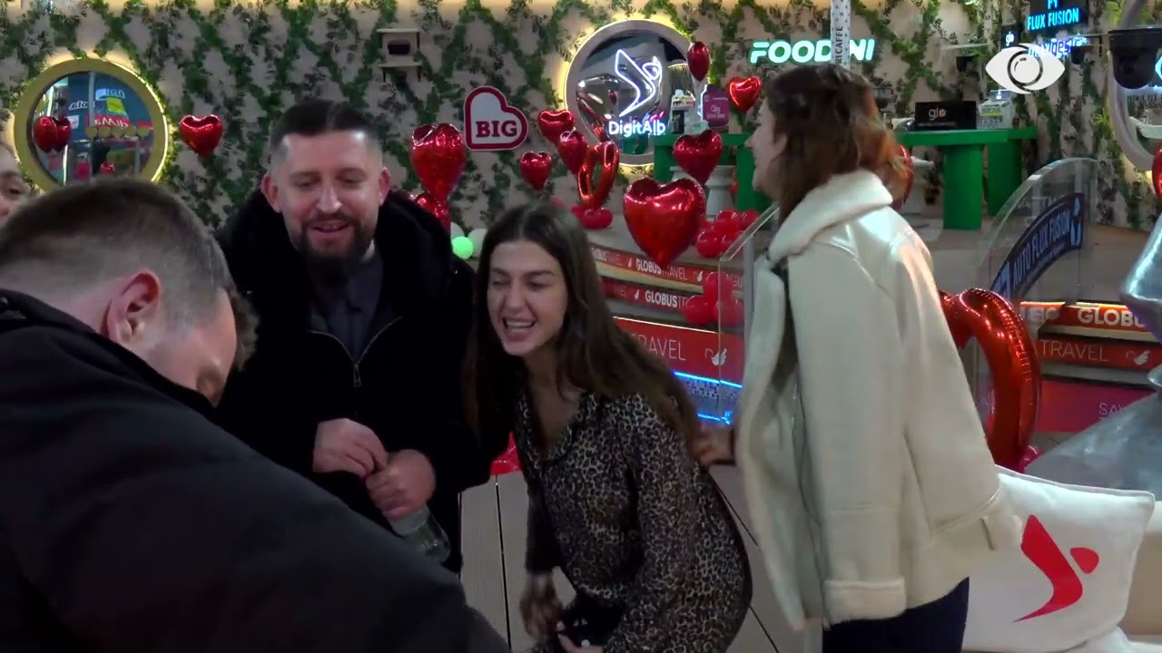 “Ta du shumë mamin…”/ Vargje kënge dhe tinguj kitare, banorët këndojnë së bashku