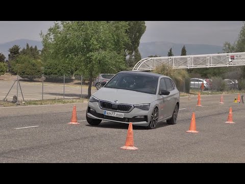 Škoda Scala 2019 – Maniobra de esquiva (moose test) y eslalon | km77.com