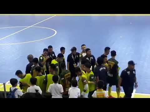 Kemeriahan supporter tuan rumah Kancil BBK di Gor pangsuma