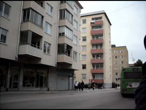 Gamla Uppsala Buss 140 åker iväg från hållplats "Bäverns Gränd"