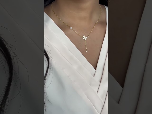 سلسلة الفراشة الأنيقة باللون الذهبي (N838) .