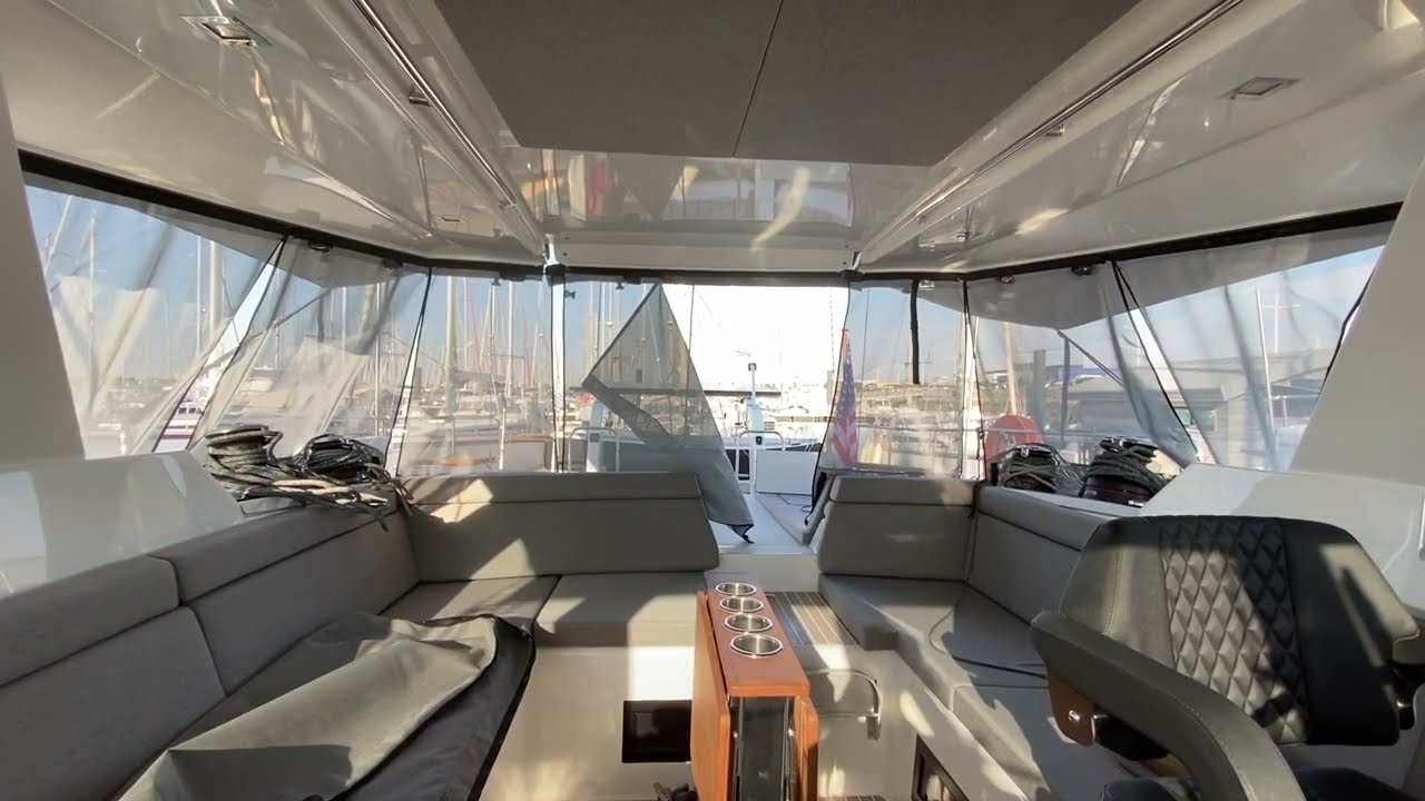 Cobertura solar na retranca. Uma adição pequena, mas muito única e útil para o barco.