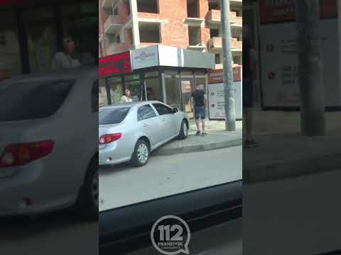 На Пасічній легковик зіткнувся з мікроавтобусом та заїхав у МАФ. ВІДЕО