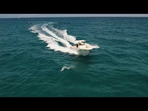 Grady White Canyon 326 walkthrough by The Grady Guy.