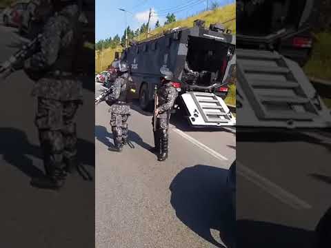 Manifestantes e Polícia Militar a queima roupa