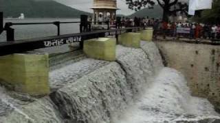 preview picture of video 'FatehSagar.com captured overflow at Fateh Sagar Lake, Udaipur (Rajasthan).'