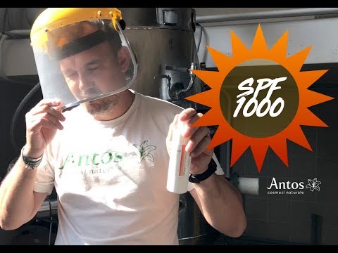 Dal quale le lentiggini del corpo e su una faccia appaiono Crema contro risposte di decolorazione di abbronzatura con spf 45