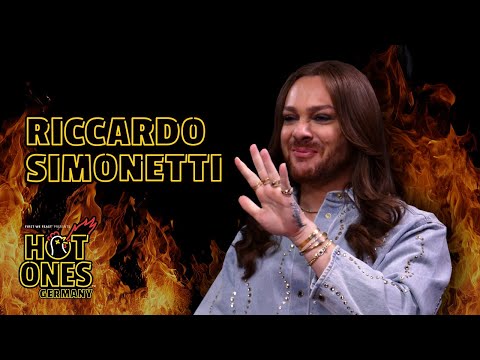 Riccardo Simonetti kämpft sich durch Hot Wings & Kindheitserinnerungen | Hot Ones Germany