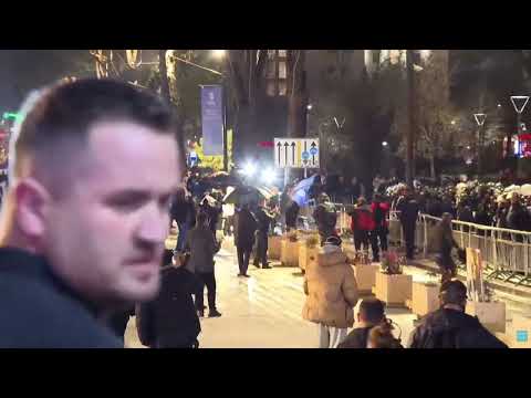Top Channel/ “Rama ik”, mbyllet protesta e PD, qytetarët heqin barrierat metalike,policia u hedh ujë