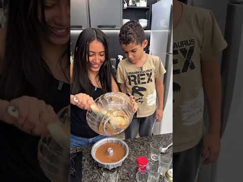 Estela fez bolo de chocolate com calda!