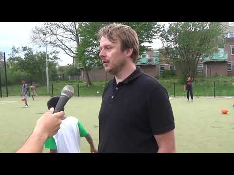 Voetballen in de waterwijk in Lelystad