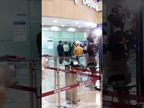 170520 Joshua waiting for the door to open - Gimpo Airport