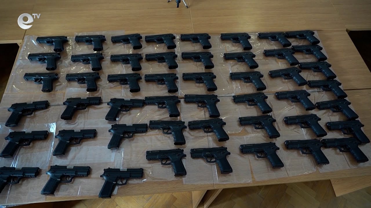 Иззеха 49 бойни пистолета, подготвяни за износ в Западна Европа