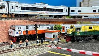 Download lagu Assembling the Ranggajati & BB301 panoramic trains, they hit the CC201 Vintage Container KLB when... mp3