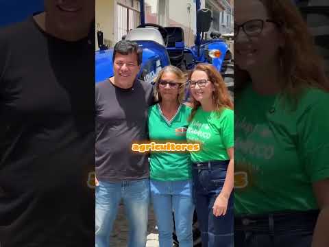 DÉBORA ALMEIDA E MENDONÇA FILHO ENTREGAM TRATOR A TRABALHADORES RURAIS EM SANHARÓ