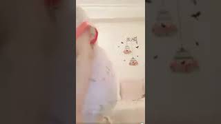 منقبه سعوديه تضع يديها بمؤخرتها وتخلع ملابسها