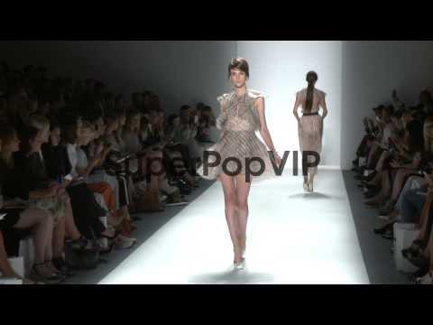 EVENT CAPSULE CLEAN - Zimmermann - Runway - Spring 2014 M...