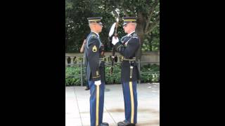 preview picture of video 'Cambio della guardia monumento milite ignoto Arlington VA - Luglio 2012 - parte 1'