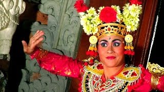 preview picture of video 'BALI - Sadha Budaya Barong performance at Ubud Palace'