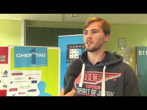 Vorstand Tarja Radler mit Schülern des Gymnasiums Hummelsbüttel 2015