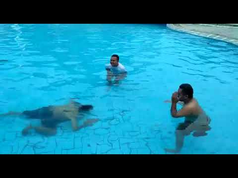 Lomba tahan nafas dalam air 😅😅