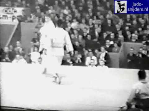 Judo 1961 Paris: Akio Kaminaga (JPN) - Anton Geesink (NED) [open].