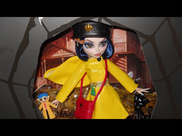 Vídeo relacionado con Monster High Skullector Muñeca Coleccionable de Coraline con Chubasquero Amarillo y Accesorios de muñeca de Trapo, Figura de Gato y Soporte para muñeca, JHK65