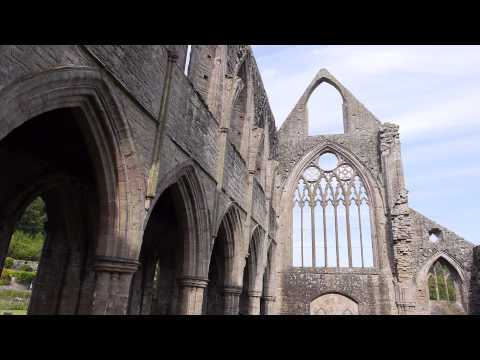 Castles from the Clouds: Tintern Abbey - Cymru o'r Awyr: Abaty Tyndyrn