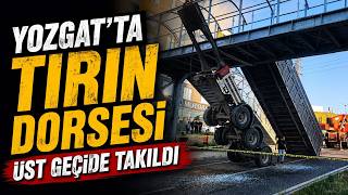 Yozgat'ta tırın dorsesi üst geçide takıldı