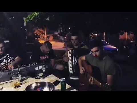 Robert Bijelić pjeva pjesmu Dženana Lončarevića