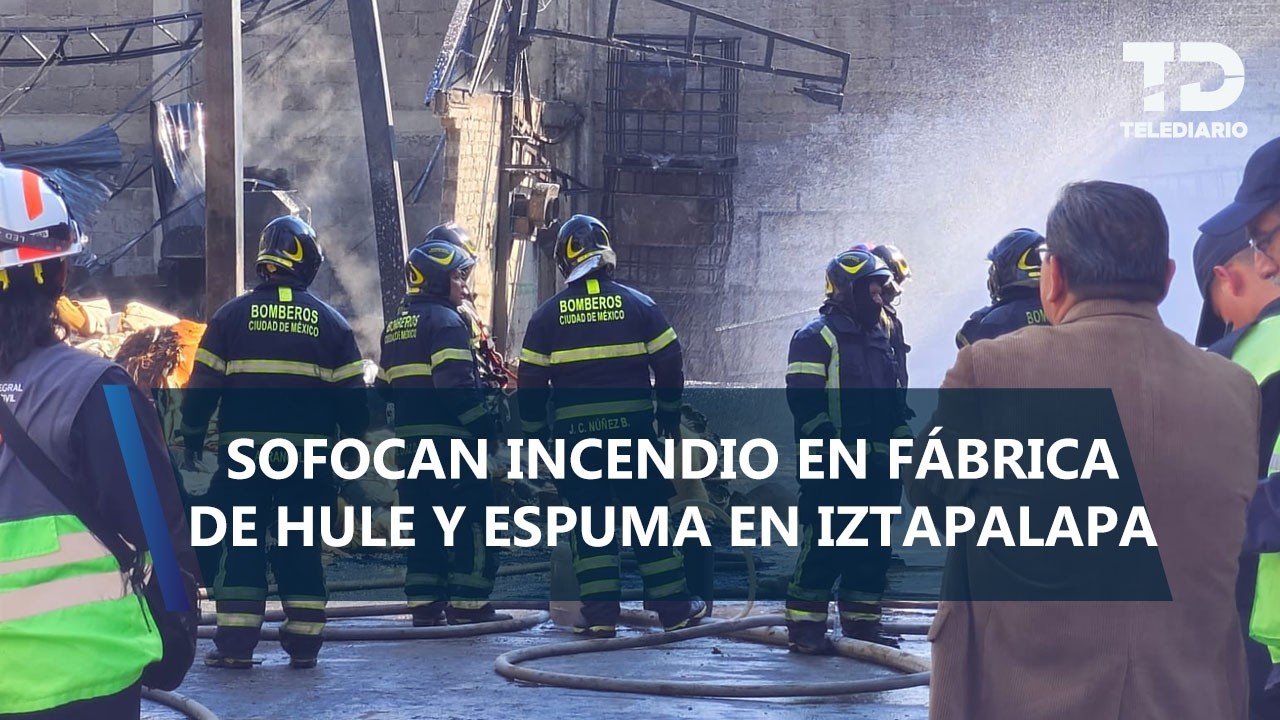 Incendio consume fábrica en Santa Martha Acatitla, Iztapalapa; desalojan a más de 200 personas