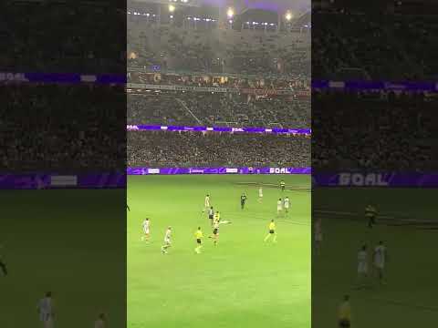 Ada pengacau alias streaker yg masuk ke lapangan,di kejar petugas.Sering  streaker nya  telanjang 😁