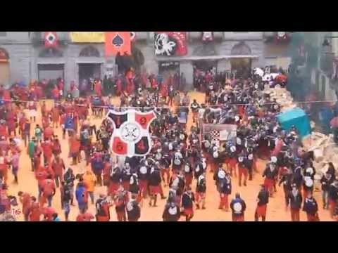 Battaglia delle arance in piazza di citttà - 3 di 11 - Carnevale Ivrea 2014