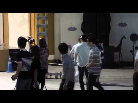 [130613] EXO YONGSAN FANSIGN - YIXING PICKING A FAN