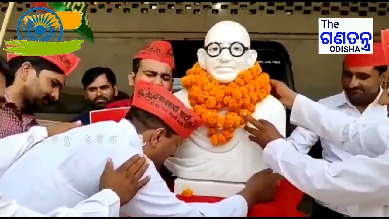 #ଦେଶଭକ୍ତ_ହେଵତ_ଏମିତି.. ଗାନ୍ଧୀଙ୍କ ପ୍ରତିମୂର୍ତ୍ତିରେ ଫୁଲ ଦେଲାବେଳେ ହଠାତ ଭାବବିଭୋର ହେଲେ ଏହି ଦେଶ ଭକ୍ତ। #theganatantraodisha #BREAKING #LatestNews #Odisha #india