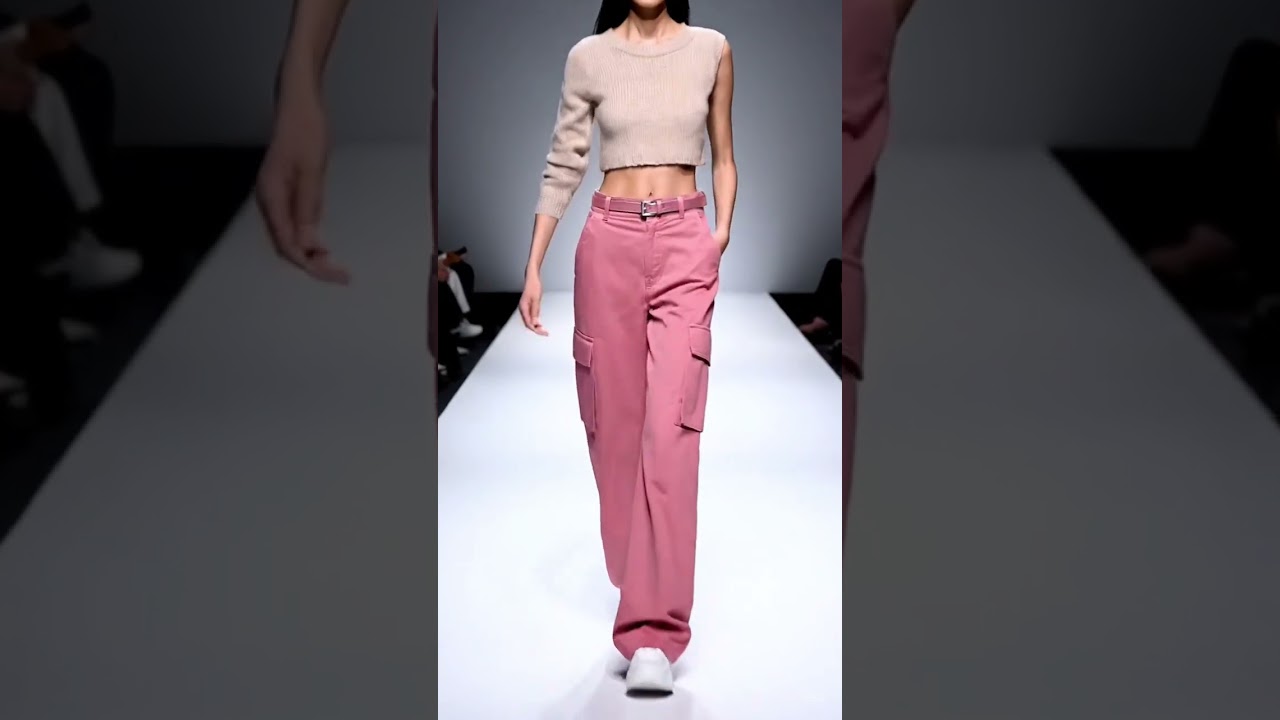 “Dusty pink cargo pants & cropped knit top – a 2025 street style must-have!”#HotOutfits2025