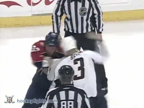 Wade Belak vs Steve MacIntyre