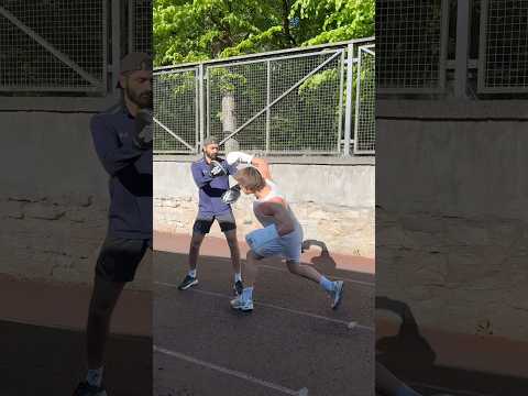 Overhand right🥊 Watch his lead shoulder – his jab has to travel upwards #boxing #theerainers