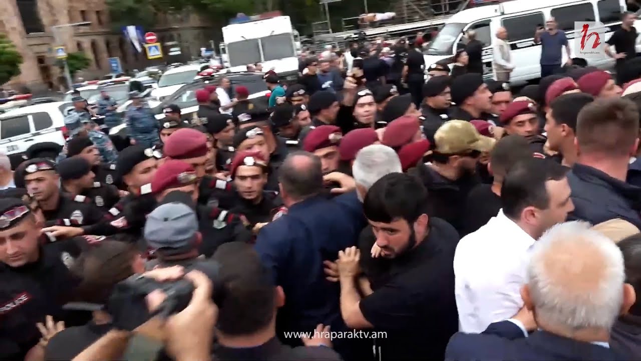 Հրմշտոց սկսվեց քաղաքացիների և կարմիր բերետավորների միջև