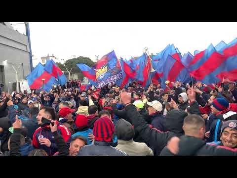 "Fiesta de la Butteler vs Huracan - Que te pasa quemero, todavia seguis esperando..." Barra: La Gloriosa Butteler &bull; Club: San Lorenzo &bull; País: Argentina