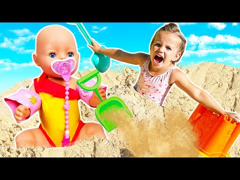 Baby Born enterrée dans le sable. 👶 Aventures de Maya et Lina. Jeux pour enfants.