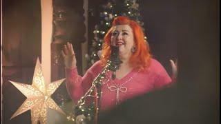 Kadr z teledysku Christmas Glow tekst piosenki Michelle McManus